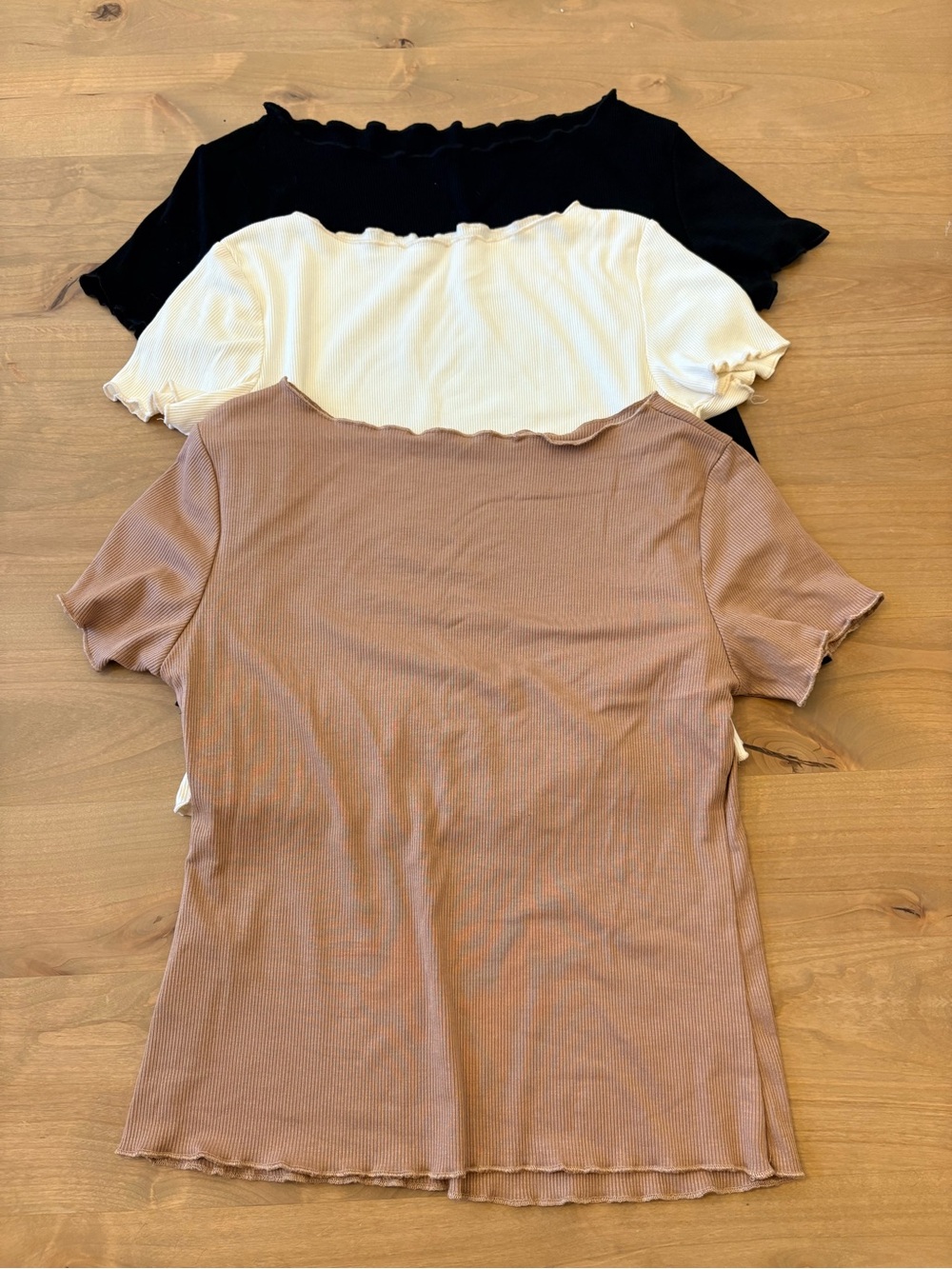 Women’s Ribbed Lettuce-Edge Short Sleeve Top — Black, White, Brown